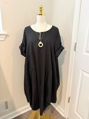 NWOT - Oversized Midi Pocket Dress (pendant not included)